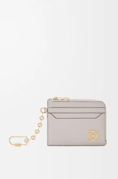 Loewe Porte-cartes Et Monnaie Carré Anagram En Cuir Grainé Pour Femme In Gray