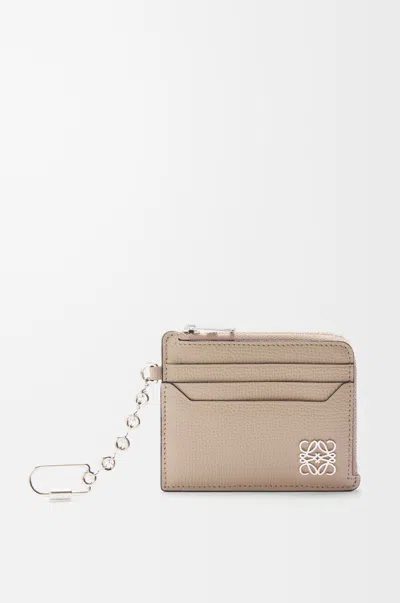Loewe Porte-cartes Et Monnaie Carré Anagram En Cuir Grainé Pour Femme In Green