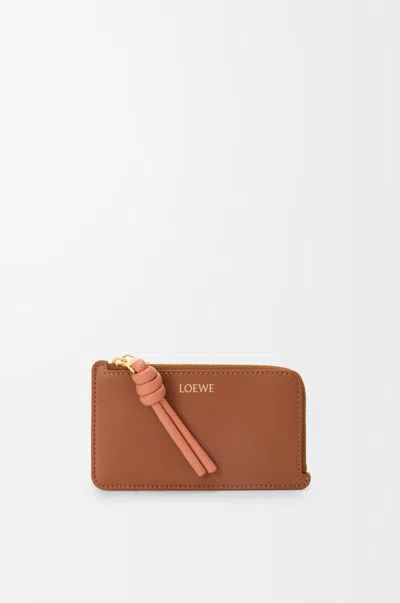 Loewe Porte-cartes Et Monnaie Knot En Cuir Nappa Brillant Pour Femme In Brown