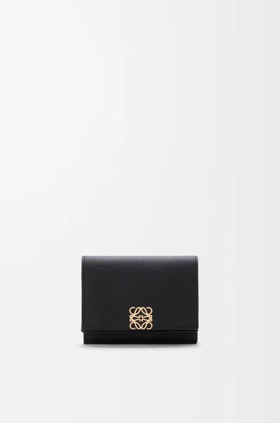 Loewe Portefeuille À Trois Volets Anagram En Cuir Grainé Pour Femme In Black