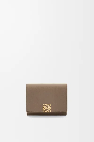 Loewe Portefeuille À Trois Volets Anagram En Cuir Grainé Pour Femme In Brown