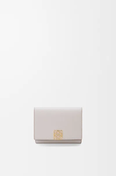 Loewe Portefeuille À Trois Volets Anagram En Cuir Grainé Pour Femme In Gray