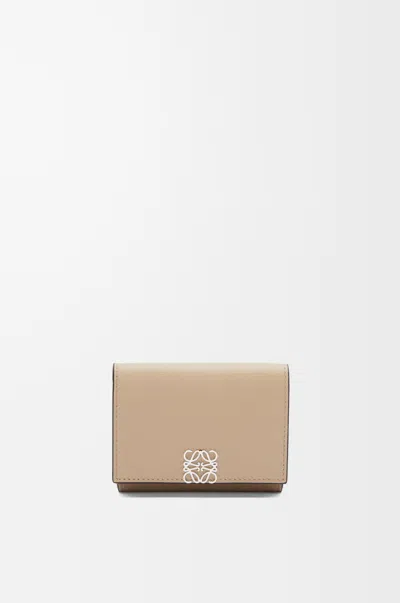 Loewe Portefeuille À Trois Volets Anagram En Cuir Grainé Pour Femme In Neutral