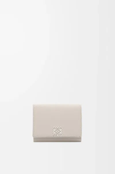 Loewe Portefeuille À Trois Volets Anagram En Cuir Grainé Pour Femme In Pink