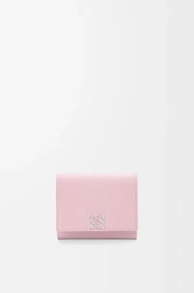 Loewe Portefeuille À Trois Volets Anagram En Cuir Grainé Pour Femme In Pink