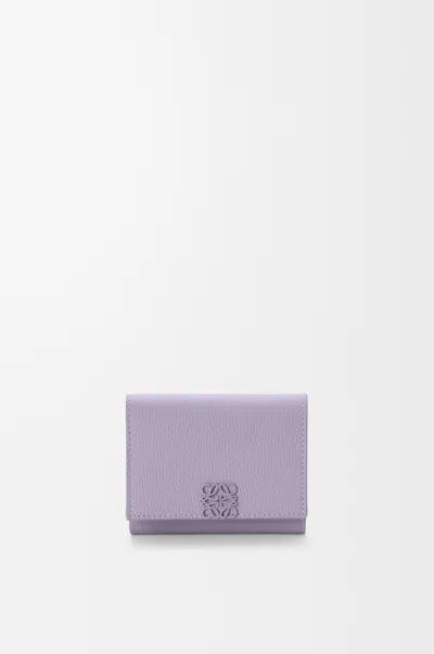 Loewe Portefeuille À Trois Volets Anagram En Cuir Grainé Pour Femme In Purple