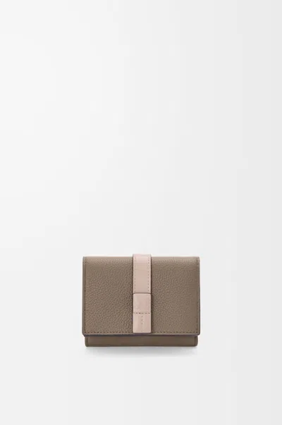 Loewe Portefeuille À Trois Volets En Cuir Grainé Souple Pour Femme In Brown