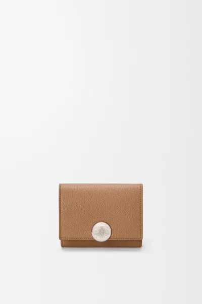 Loewe Portefeuille À Trois Volets Pebble En Cuir Grainé Pour Femme In Brown