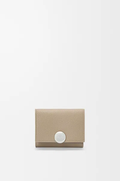 Loewe Portefeuille À Trois Volets Pebble En Cuir Grainé Pour Femme In Gray