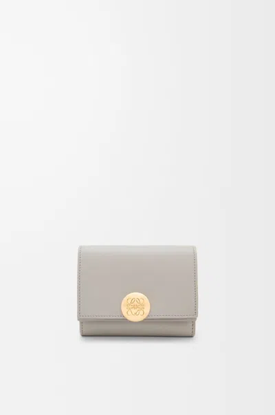 Loewe Portefeuille À Trois Volets Pebble En Cuir Nappa Brillant Pour Femme In Gray