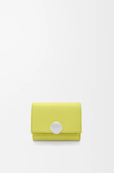 Loewe Portefeuille À Trois Volets Pebble En Cuir Nappa Brillant Pour Femme In Green