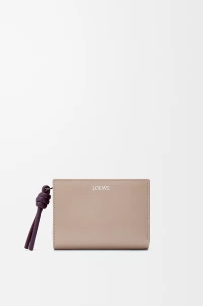 Loewe Portefeuille Compact Knot En Cuir Nappa Brillant Pour Femme In Neutral