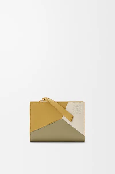 Loewe Portefeuille Compact Puzzle En Cuir Classique Pour Femme In Brown