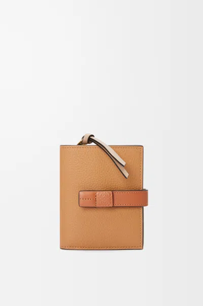 Loewe Portefeuille Compact Zippé En Cuir Grainé Souple Pour Femme In Gold