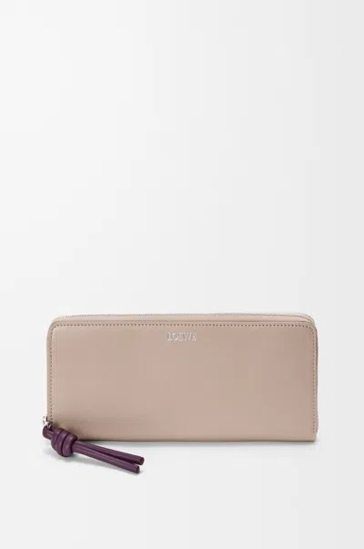 Loewe Portefeuille Zippé Knot En Cuir Nappa Brillant Pour Femme In Neutral