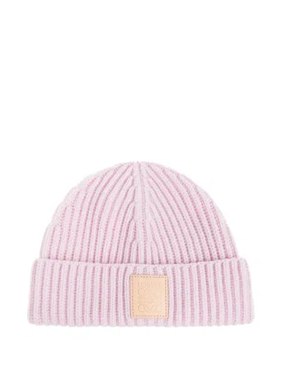 Loewe Ribbed Logo-plaque Beanie In Pink