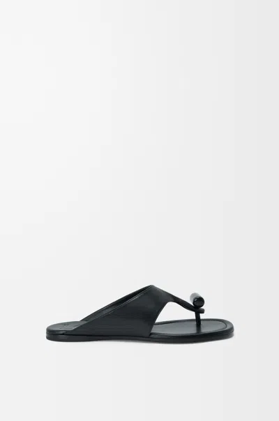Loewe Toggle Leather Thong Sandals In Black