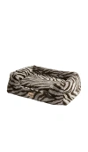 Lola Blankets Medium Pet Bed 미디엄 펫 베드 In Multi