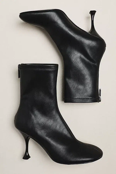 Lola Cruz Glove Round Toe Boots In Black