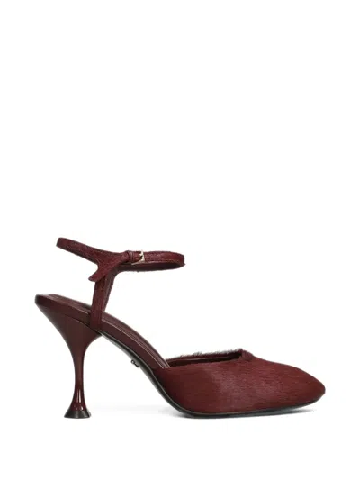 Lola Cruz Nami Buckled Pumps In Burgundy