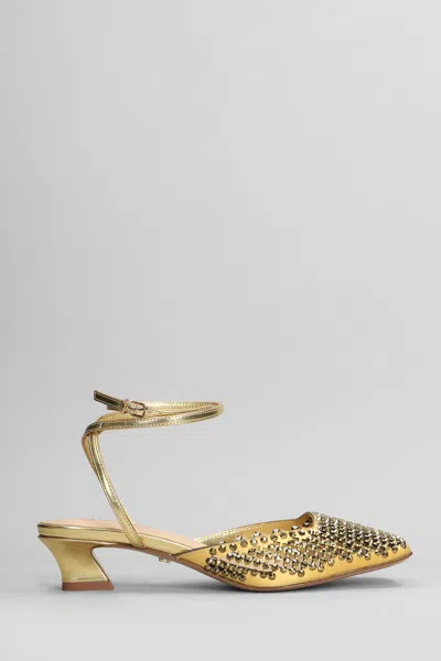 Lola Cruz Pia Pumps In Gold Leather