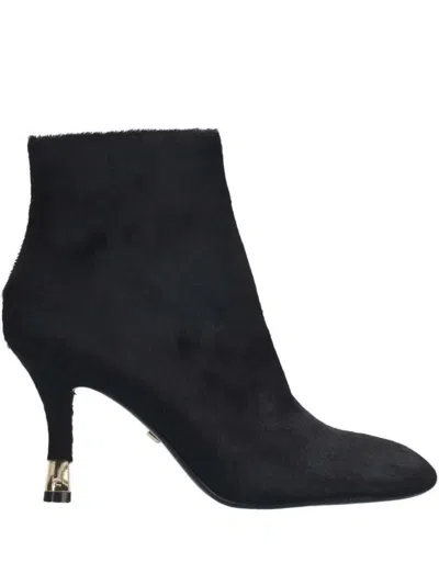Lola Cruz Pointed Boots In Black