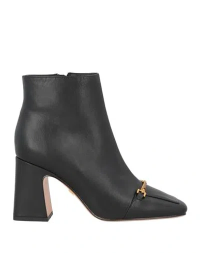 Lola Cruz Woman Ankle Boots Black Size 11 Leather