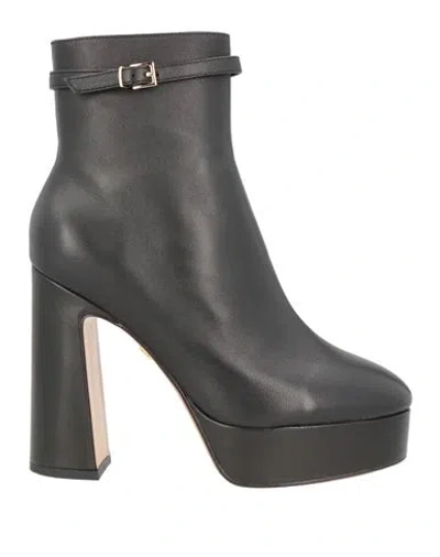 Lola Cruz Woman Ankle Boots Black Size 8 Leather