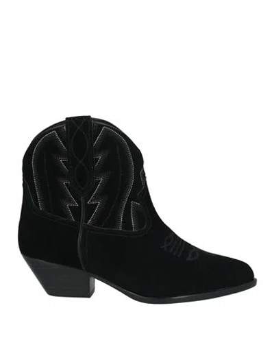Lola Cruz Woman Ankle Boots Black Size 8 Leather
