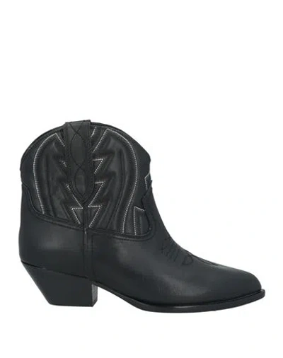 Lola Cruz Woman Ankle Boots Black Size 8 Leather