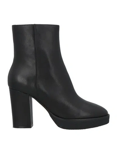 Lola Cruz Woman Ankle Boots Black Size 8 Leather