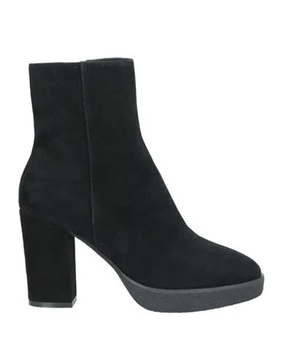Lola Cruz Woman Ankle Boots Black Size 8 Leather