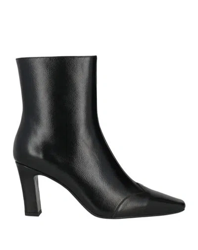 Lola Cruz Woman Ankle Boots Black Size 9 Leather
