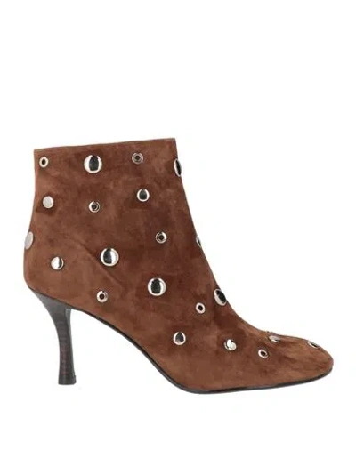 Lola Cruz Woman Ankle Boots Brown Size 8 Leather