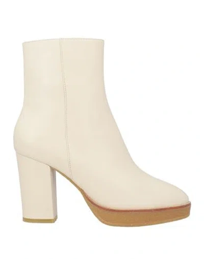 Lola Cruz Woman Ankle Boots Off White Size 8 Leather