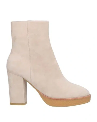 Lola Cruz Woman Ankle Boots Off White Size 8 Leather