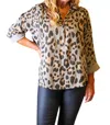 Look Mode Usa Cheetah Print High Low Pullover Top In Taupe In Grey