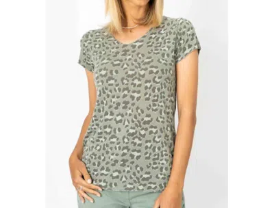 Look Mode Usa Cheetah Print T-shirt In Olive In Green