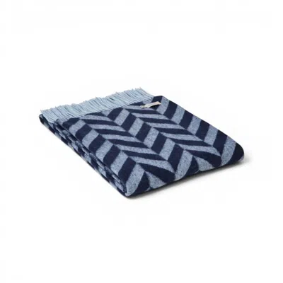 Loom & Cove 100% Lambswool Chunky Herringbone Blanket - Navy & Powder Blue