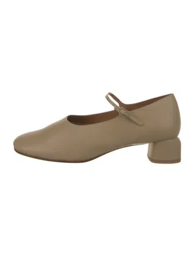 Pre-owned Loq Leather Pumps In Neutral