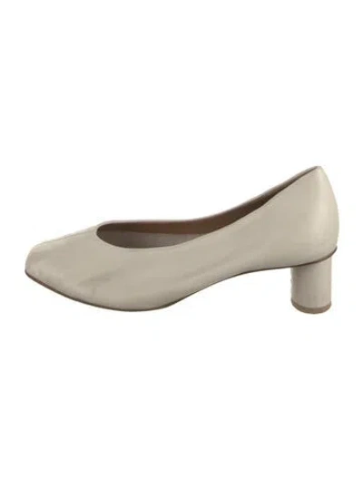 Pre-owned Loq Leather Pumps In Neutral