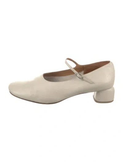 Pre-owned Loq Leather Pumps In Neutral