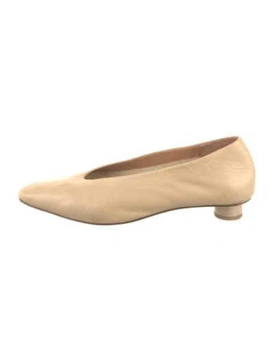 Pre-owned Loq Leather Pumps In Neutral