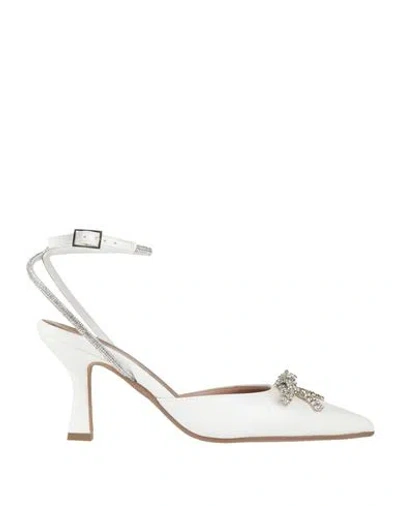 Lorenzo Mari Woman Pumps White Size 7 Leather