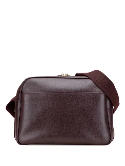 Pre-owned Louis Vuitton 1998 Taiga Reporter Pm Crossbody Bag In Red