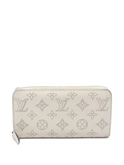 Pre-owned Louis Vuitton 2000s Mahina Bron Round-zipper Leather Wallet In Neutral