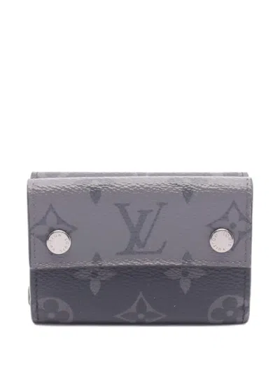 Pre-owned Louis Vuitton 2010s Monogram Eclipse Discovery Compact Wallet In Grey