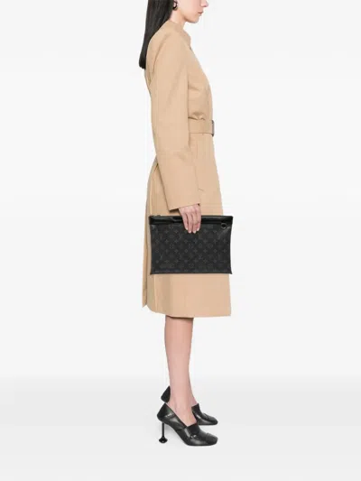 Pre-owned Louis Vuitton 2019 Monogram Eclipse Discovery Pochette Gm Clutch Bag In Black