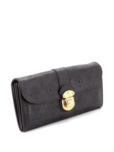 Pre-owned Louis Vuitton Amelia Mahina Leather Clutch Bag In Brown