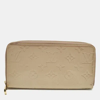 Pre-owned Louis Vuitton Beige Poudre Monogram Vernis Zippy Wallet In Sand